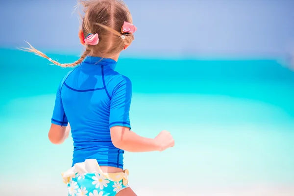 Adorable little girl playing with beach toys during tropical vacation — Stock Photo, Image