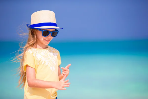 Adorabile bambina divertirsi sulla spiaggia tropicale durante le vacanze — Foto Stock