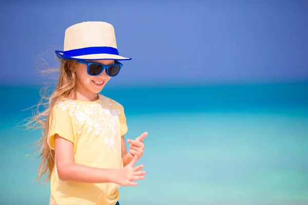 Adorável menina se divertir na praia tropical durante as férias — Fotografia de Stock