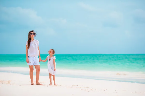 Happy family during summer vacation on white beach — Stock Photo, Image