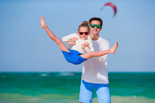 Lyckliga familjen ha roligt under tropisk strandsemester — Stockfoto