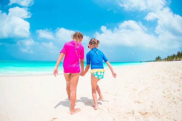 Kids having fun at tropical beach during summer vacation — Stock Photo, Image