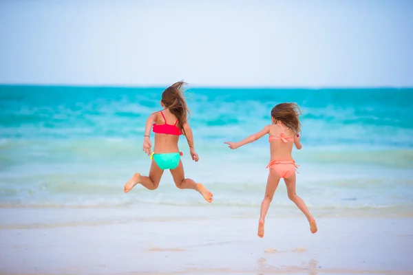 A gyerekek érzik magukat a trópusi tengerparti nyaralás alatt — Stock Fotó