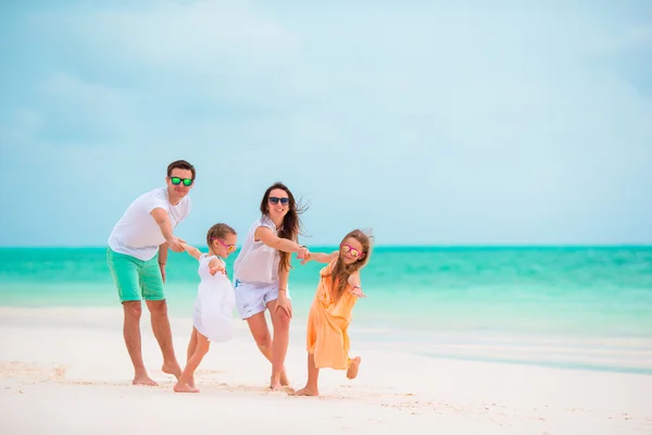 Glad ung familj på strandsemester — Stockfoto