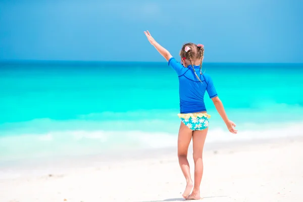 Schattig klein meisje aan het strand tijdens de zomervakantie — Stockfoto