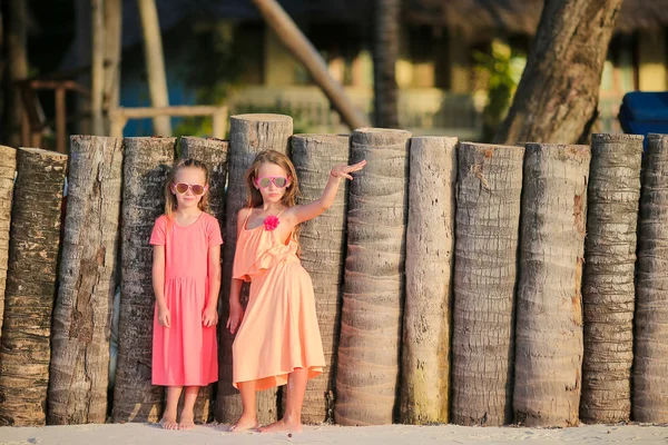 Adorabili bambine in spiaggia durante le vacanze estive — Foto Stock