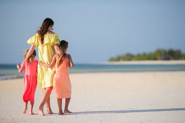 Adorable little girls and young mother on tropical white beach — Stock Photo, Image