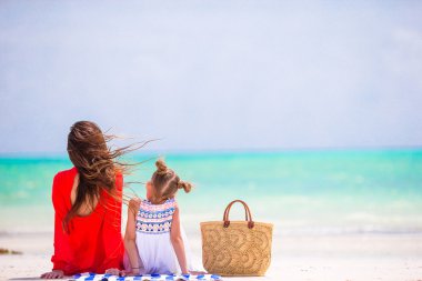 Yaz tatili sırasında mutlu aile beyaz plaj üzerinde