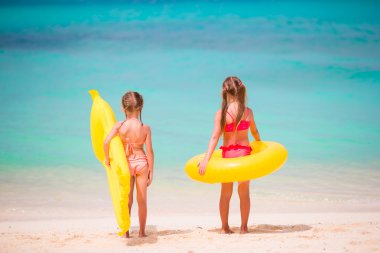 Tropikal plaj birlikte sığ su oynarken eğleniyor çocuklar