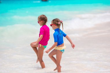 Tropikal plaj birlikte sığ su oynarken eğleniyor çocuklar