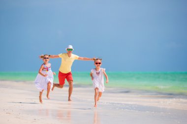 Tropik sahilde mutlu bir aile eğleniyor.