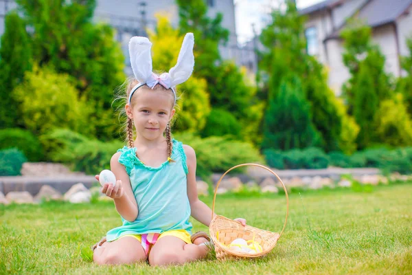 Urocze dziewczynki sobie uszy królika z Wielkanoc jaja na dzień wiosny — Zdjęcie stockowe