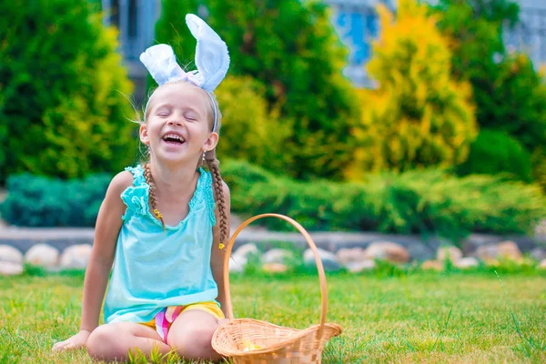 Páscoa feliz com menina pequena ao ar livre — Fotografia de Stock