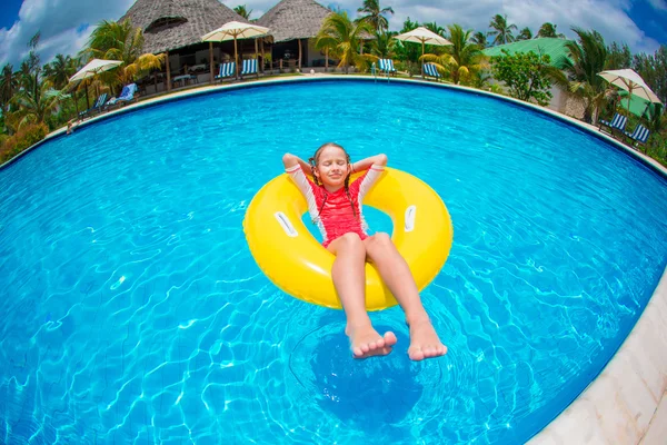 Bambina con cerchio di gomma gonfiabile che si diverte in piscina — Foto Stock