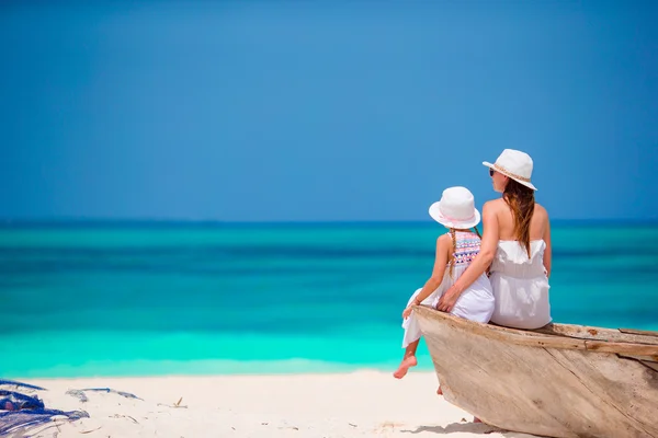 Feliz familia madre y niña en la playa — Foto de Stock