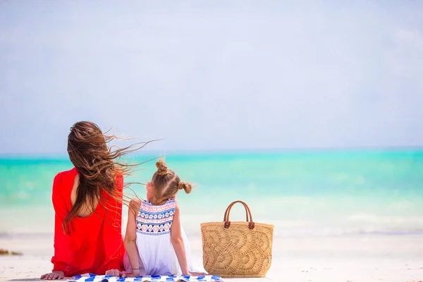 Yaz tatili sırasında mutlu aile beyaz plaj üzerinde — Stok fotoğraf