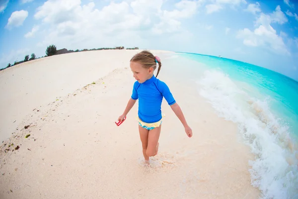 Bambina in spiaggia durante le vacanze estive — Foto Stock