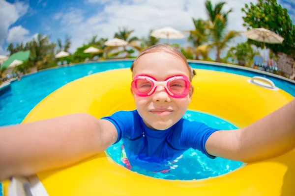 Kis boldog aranyos lány a szabadtéri úszómedencében — Stock Fotó