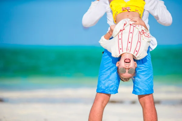 Szczęśliwy ojciec i jego urocza córeczka na tropikalnej plaży dobrze się bawią — Zdjęcie stockowe