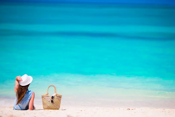 해변에서 휴가를 보내는 아름다운 아가씨 — 스톡 사진