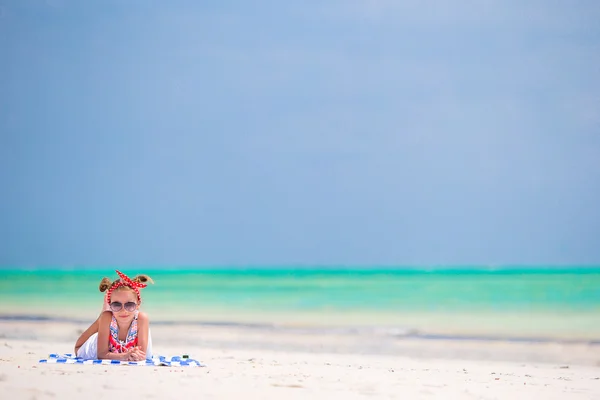 Adorable little girl enjoy beach summer vacation — Stock Photo, Image