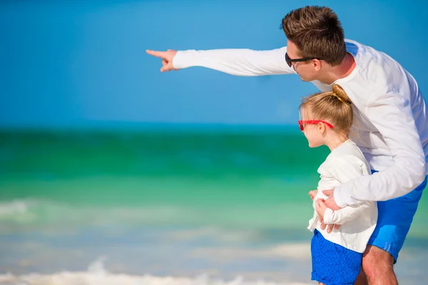 Liten flicka och unga far under tropisk strandsemester — Stockfoto