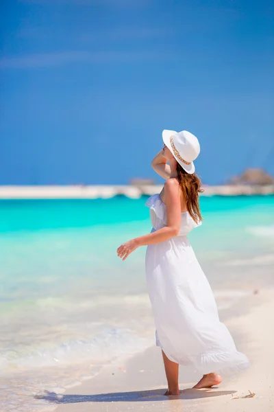 Fiatal gyönyörű nő a strandon nyaralás — Stock Fotó