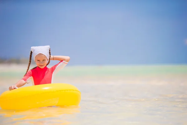 Очаровательная маленькая девочка наслаждается пляжными каникулами — стоковое фото