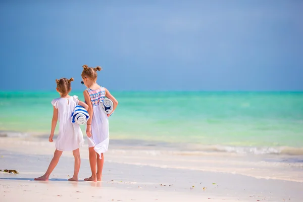 Bambine adorabili con asciugamani sulla spiaggia tropicale — Foto Stock