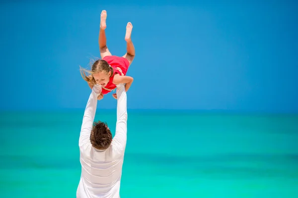 Kleines Mädchen und junger Vater im Urlaub am tropischen Strand — Stockfoto