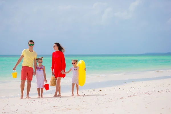 Jonge familie op vakantie — Stockfoto