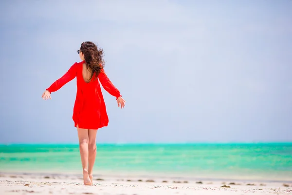 Joven hermosa mujer en vacaciones de playa — Foto de Stock