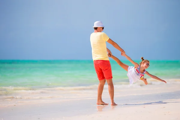 Buon padre e adorabile figlioletta sulla spiaggia tropicale divertirsi — Foto Stock