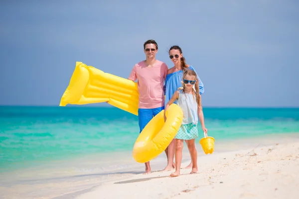 Young family enjoy beach vacation — Stock Photo, Image
