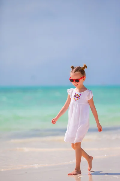 Liten bedårande flicka på stranden under sommarlovet — Stockfoto