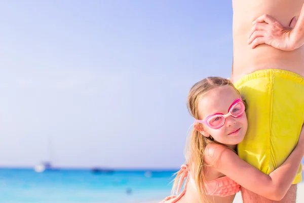 Boldog apa és imádnivaló kislánya a trópusi strandon jól érzik magukat. — Stock Fotó