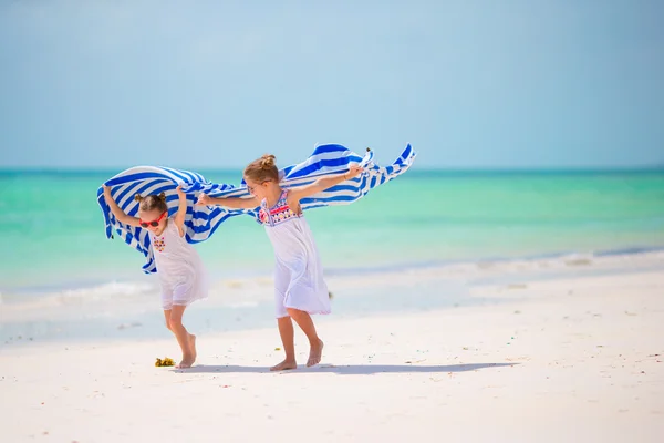 Underbara små flickor på stranden under sommarlovet — Stockfoto