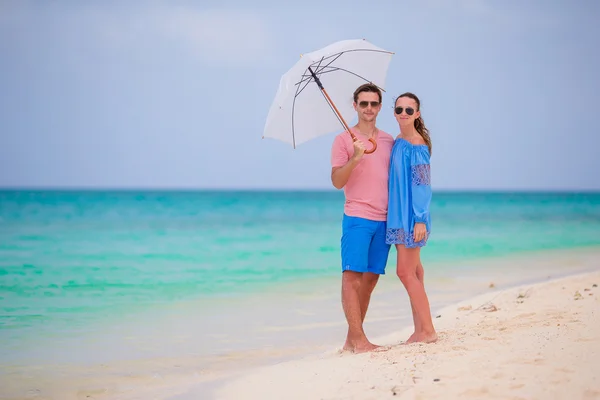 Young happy couple on white beach at summer vacation — Stock Photo, Image