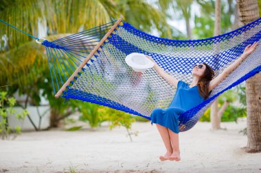 Genç güzel kadın tropikal plaj tatil