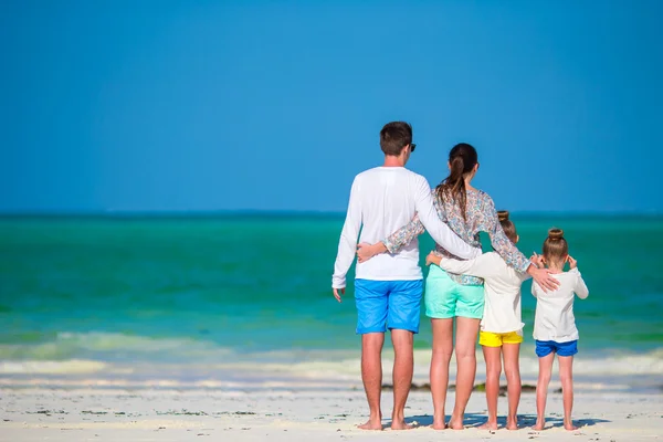 Familia joven en vacaciones en la playa — Foto de Stock