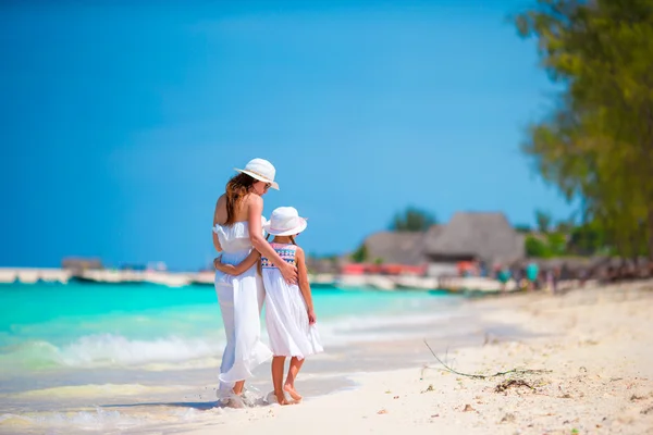 Mama i dziewczyna podczas wakacji na plaży — Zdjęcie stockowe