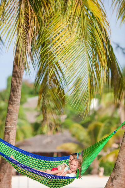 Adorables niñas en vacaciones tropicales relajándose en hamaca — Foto de Stock