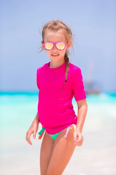 Schattig klein meisje aan het strand tijdens de zomervakantie — Stockfoto