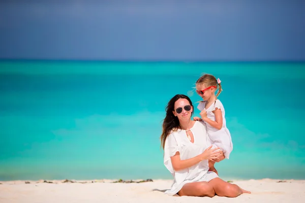 Liten flicka och unga mor under strandsemester — Stockfoto