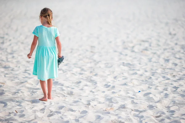 Маленькая очаровательная девочка на пляже во время летних каникул — стоковое фото