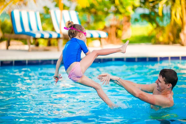Klein meisje en blij vader plezier in openlucht zwembad — Stockfoto