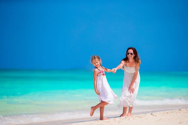 Glad familj av mor och liten flicka på vita stranden — Stockfoto