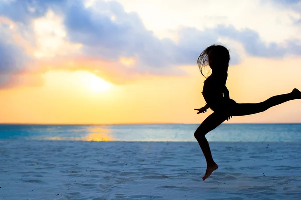 화이트 비치에 석양 점프 활성 어린 소녀 — 스톡 사진