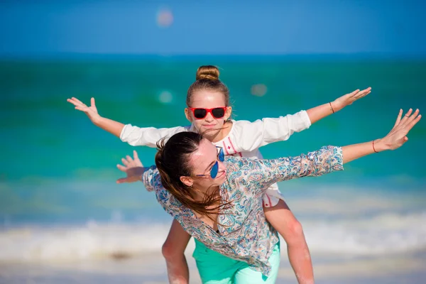Szczęśliwa rodzina matki jak i dziewczynka na plaży biały — Zdjęcie stockowe