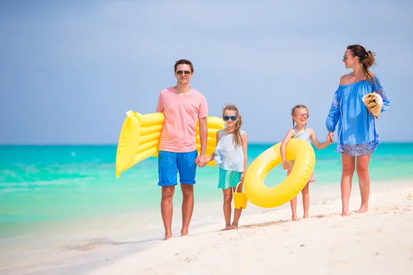 A tengerparti nyaralás fiatal család — Stock Fotó